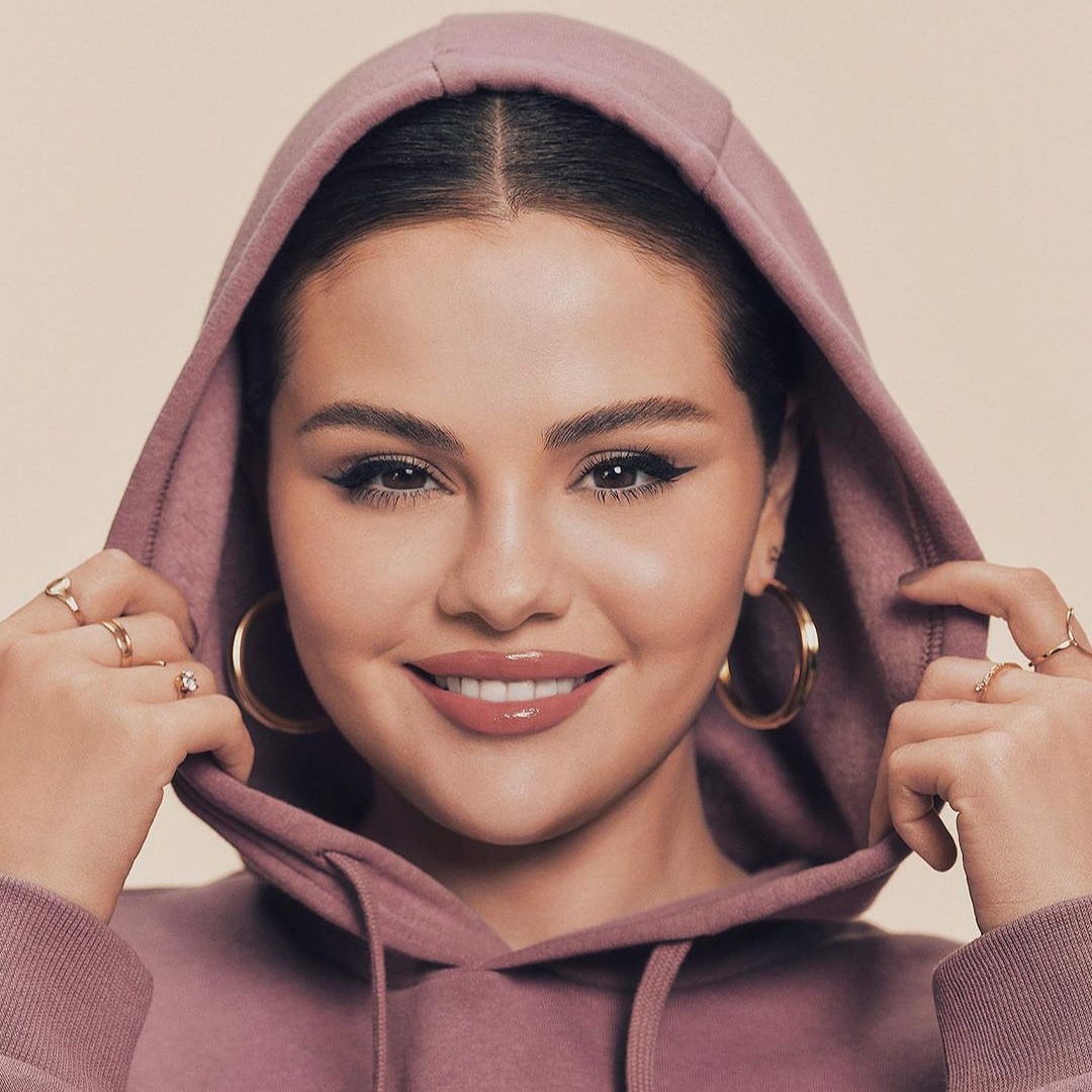 Selena Gomez in Slim Doune Hoop Earrings