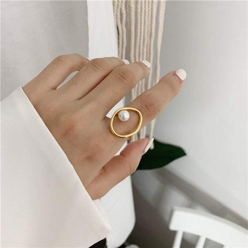 Minimal Hollow Oval Pearl Ring